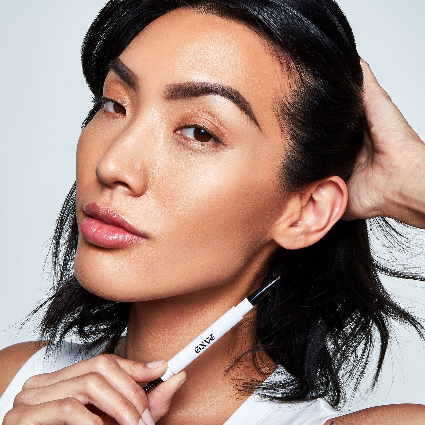 GXVE POR GWEN STEFANI Lápiz ultrafino para cejas Hella On Point Clean Color Negro