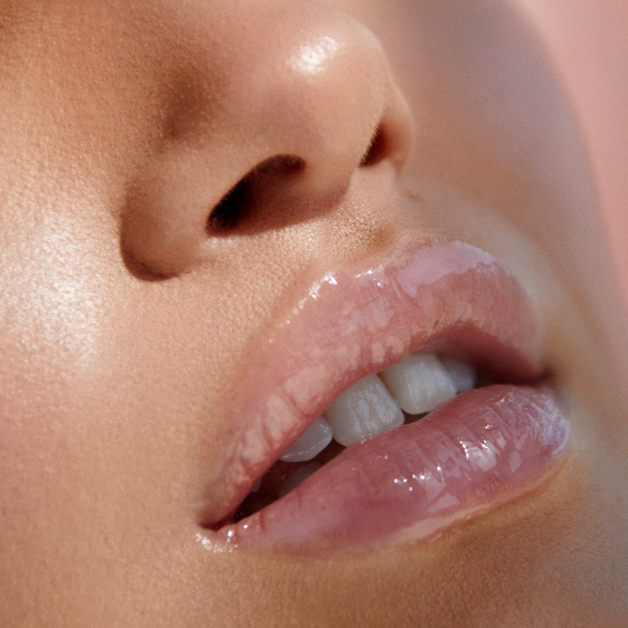 MAKEUP BY MARIO Mini Moistureglow™ On-The-Go Plumping Lip Serum